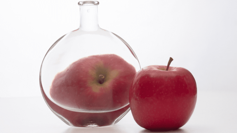 Two apples, one of which is a distorted size to show an example of body image dysphoria